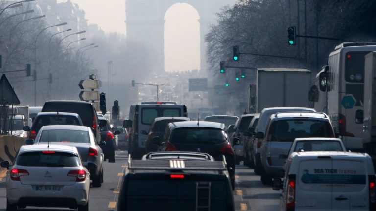 L’automobile prend de plus en plus de place à Paris