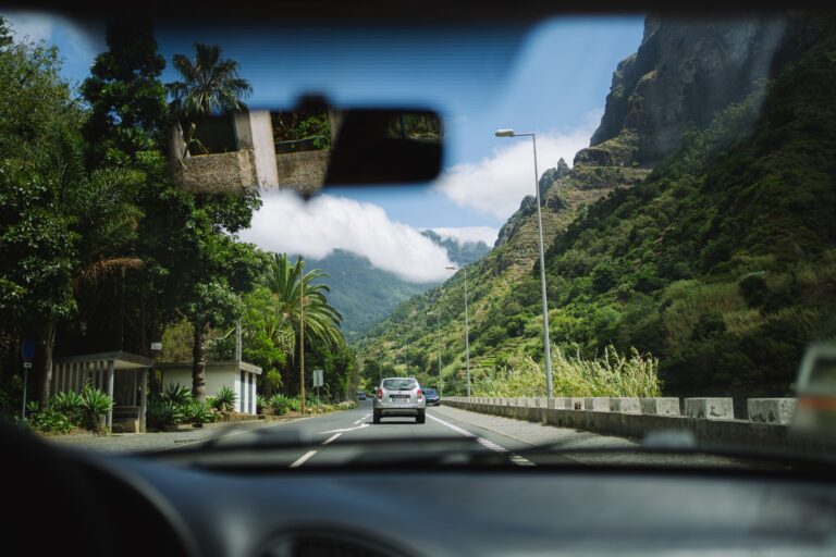 Voyager en voiture : quelles sont les nouvelles tendances et destinations ?