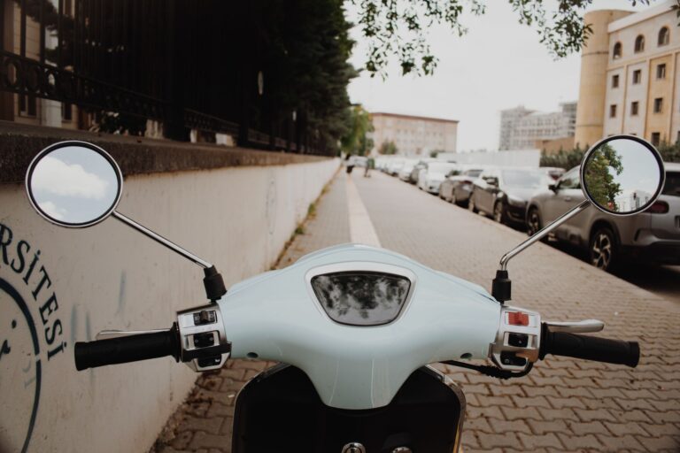Pourquoi les scooters sont-ils une alternative urbaine efficace à la voiture ?