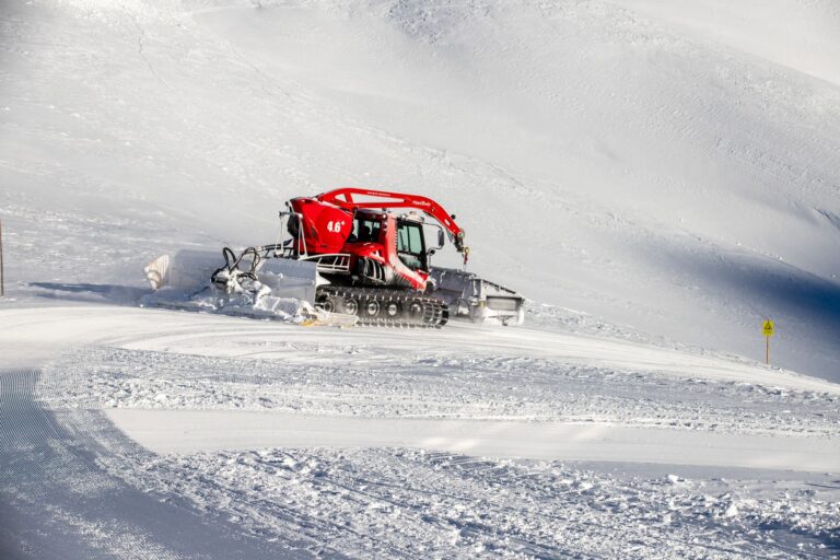 Les motos de chasse-neige : une alternative efficace pour déneiger les terrains enneigés ?