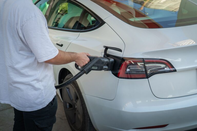 La voiture électrique : la solution pour une mobilité propre ?