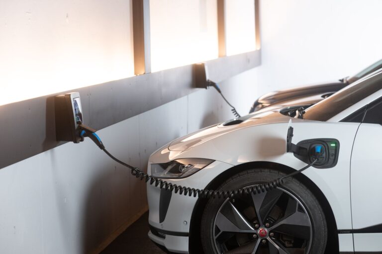 Les voitures hybrides rechargeables sont-elles vraiment efficaces sur le plan énergétique ?