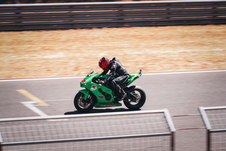 Pourquoi les motos de compétition allient-elles vitesse et adrénaline ?