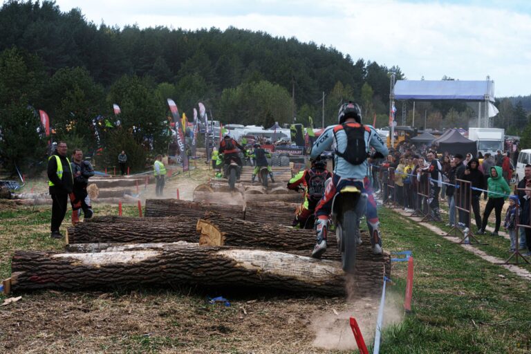 Comment les motos tout-terrain parviennent-elles à défier les obstacles?