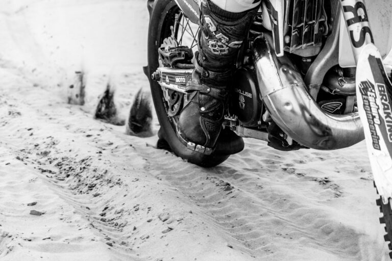 Comment les motos de enduro conquièrent-elles les terrains les plus exigeants ?