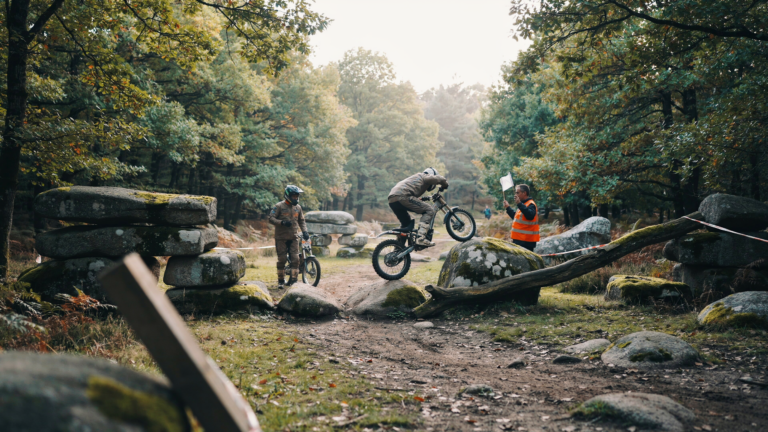 Comment les motos de trial combinent-elles maîtrise et spectacle ?