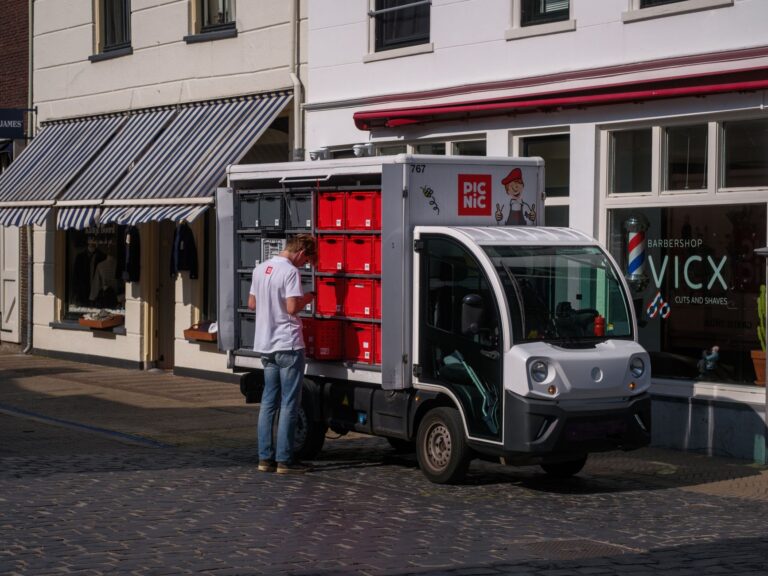 Comment les voitures électriques relèvent-elles les défis de la livraison en ville ?