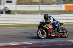 Quelle est la clé de la vitesse et de la compétition extrême des motos de piste ?
