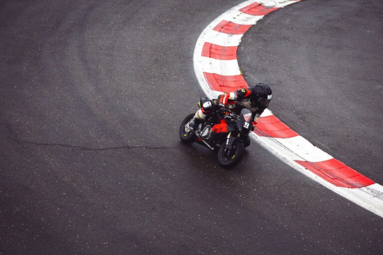 Comment les motos de course sur circuit allient-elles vitesse et spectacle ?